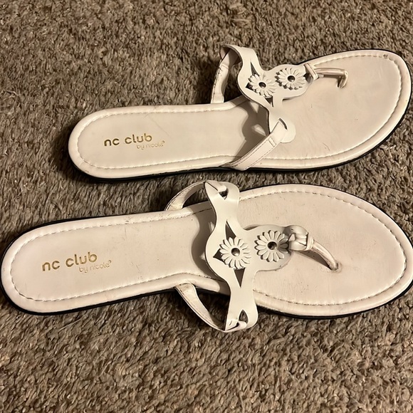 Bc club by Nicole white leather flower decal thong sandal size 11 - Picture 3 of 5
